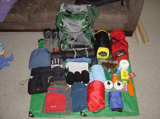 Profikkal pakoltatják be gyerekük tábori holmiját a szülők