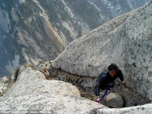 Extrém kirándulóhely a sziklán Extrém kirándulóhely a sziklán