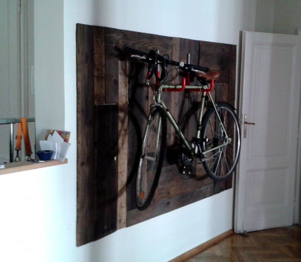 Így készül a házi bringatartó régi deszkákból