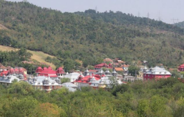 A lerombolás réme fenyegeti a romániai romapalotákat