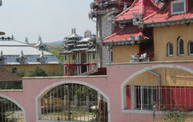 A lerombolás réme fenyegeti a romániai romapalotákat