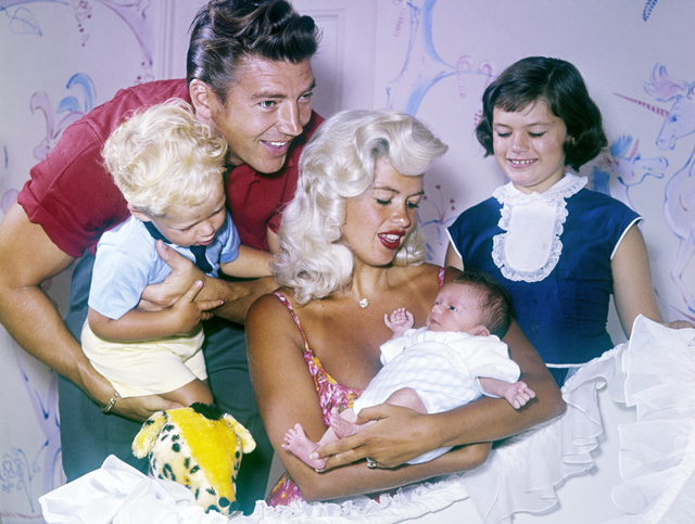 Jayne Mansfield és férje Mickey Hargitay a gyerekekkel (balról-jobbra) Miklós, Zoltán és Jayne Maried Jayne Marie