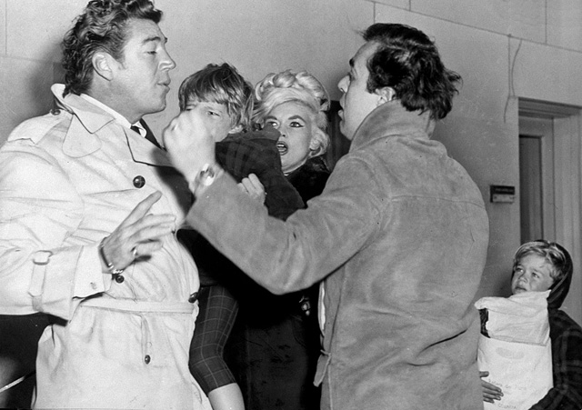 Paul Mansfield (Jayne előző férje) és Matt Cimber (akkori élettársa) vitatkoznak a kis Zoltán feje fölött