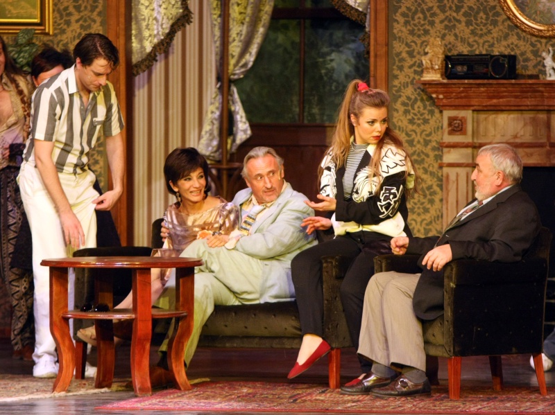 Sövegjáró Áron, Keresztes Ildikó, Sasvári Sándor, Rárósi Anita és Mikó István a Csakazértis szerelem című darabban