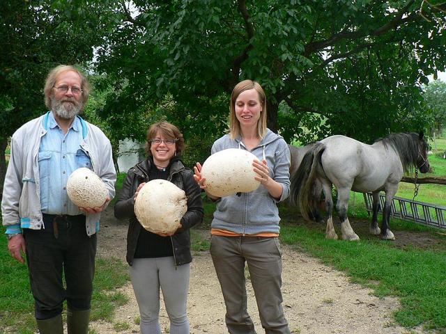 Péter és az önkéntesek aznapi zsákmányukkal