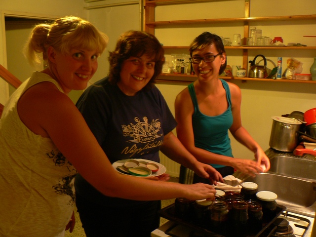 Borbála (középen) lekvárfőzést oktat