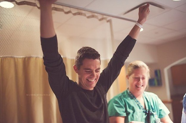 Apák először pillantják meg a gyermeküket - Megható fotók!