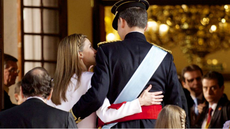 Spanyol koronázás: egyforma frizurája volt az új királynénak, és 8 éves lányának - fotó