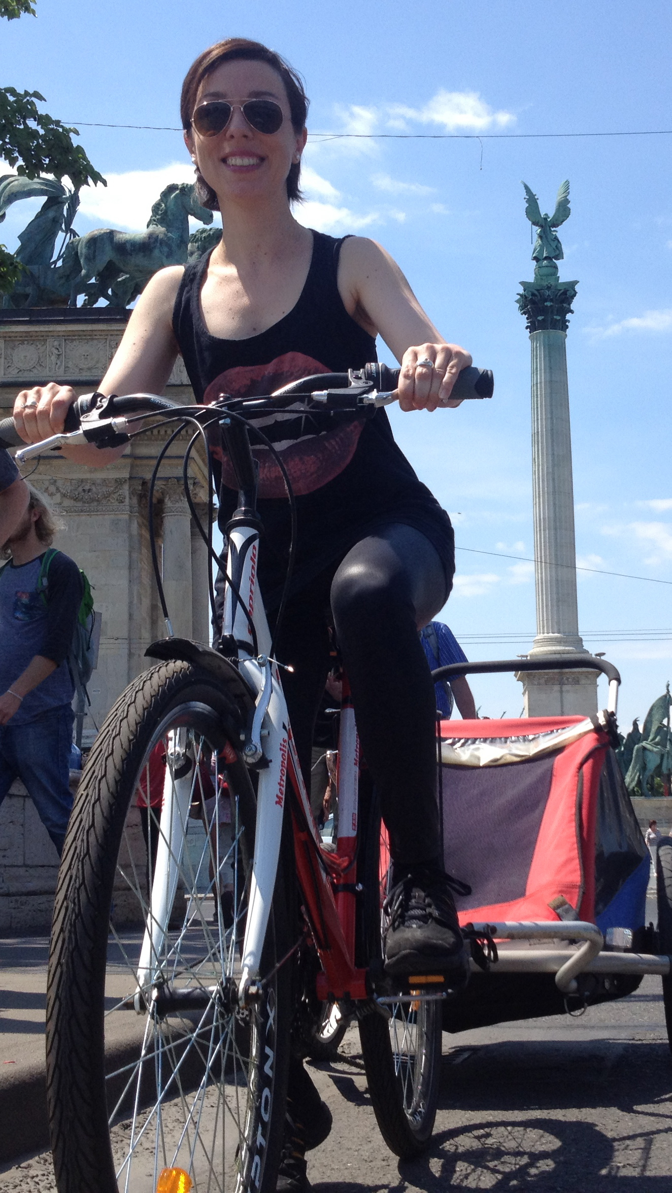 Korma Orsi utánfutóban szállítja egyéves ikreit