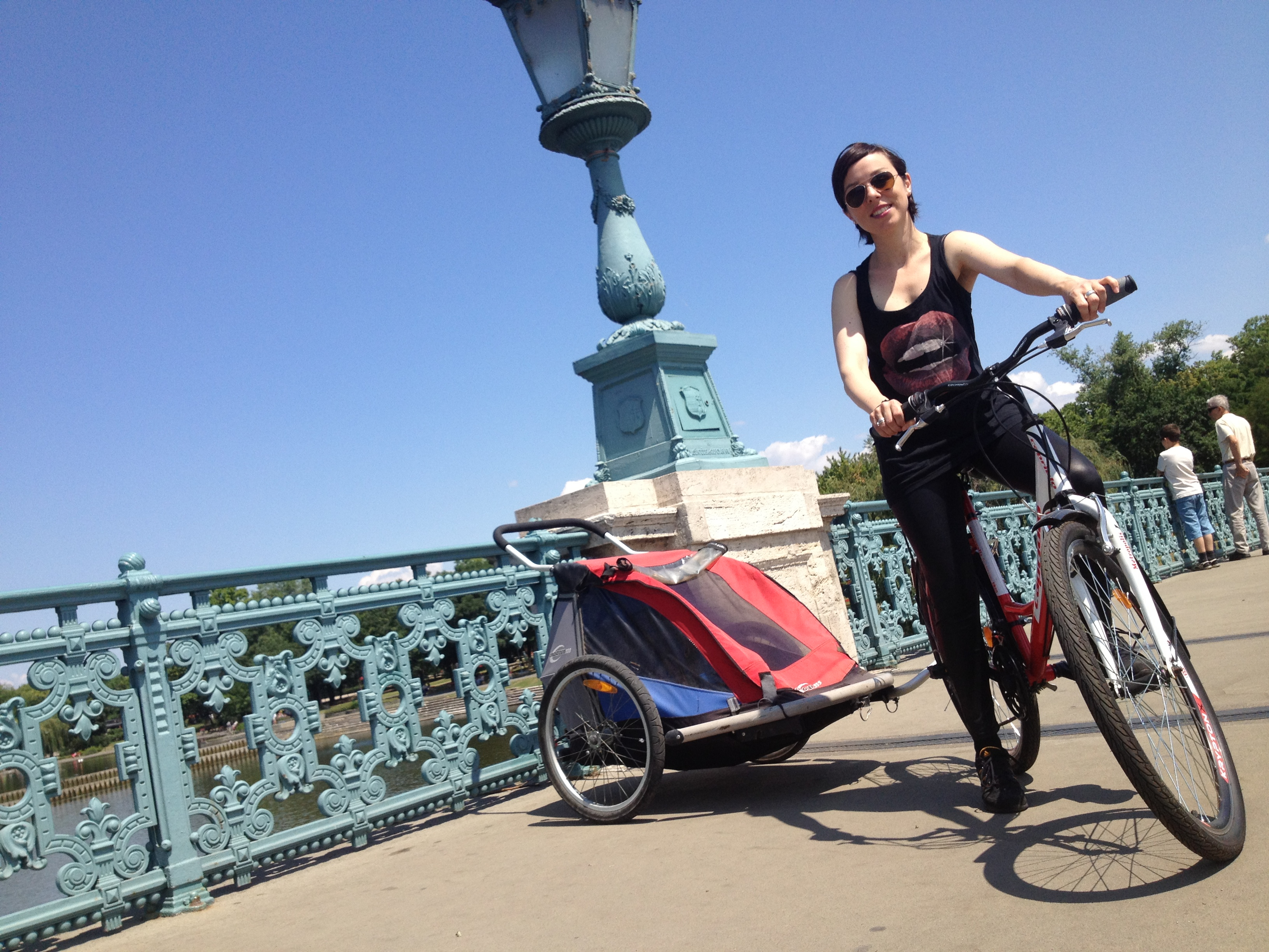 Korma Orsi utánfutóban szállítja egyéves ikreit