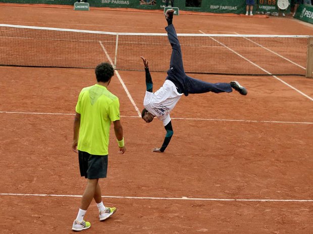 Profi teniszezők táncpárbaja a meccsen