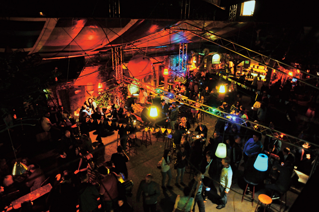 Külföldiek a bulinegyedben