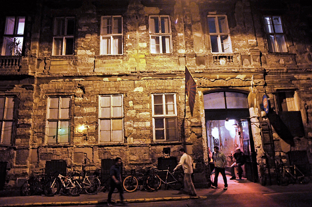 Külföldiek a bulinegyedben