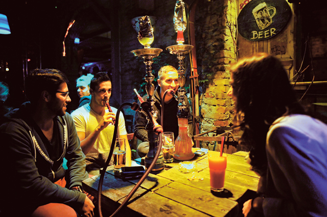 A hamburgi Fabio és csapata vízipipával lazít, mielőtt felfedezné a bulinegyedet