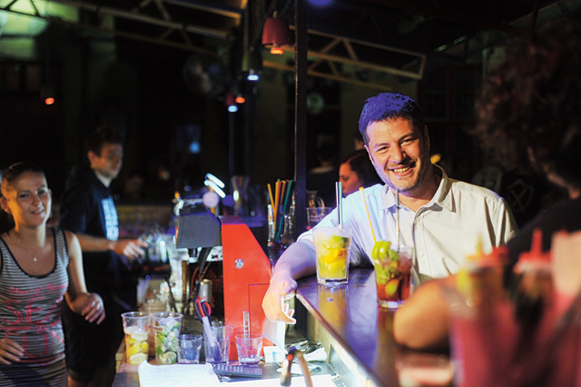 Róna András a romkocsmát hostellel ötvözte