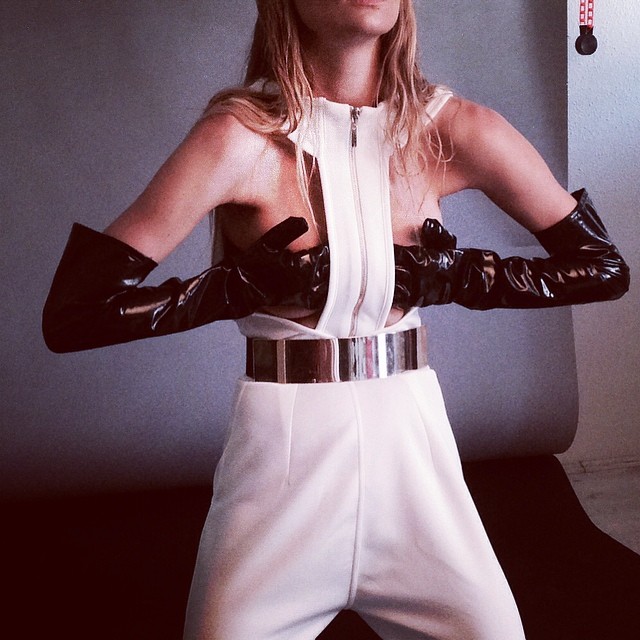 Ultraszexi ruhában pózol Iszak Eszter - fotó