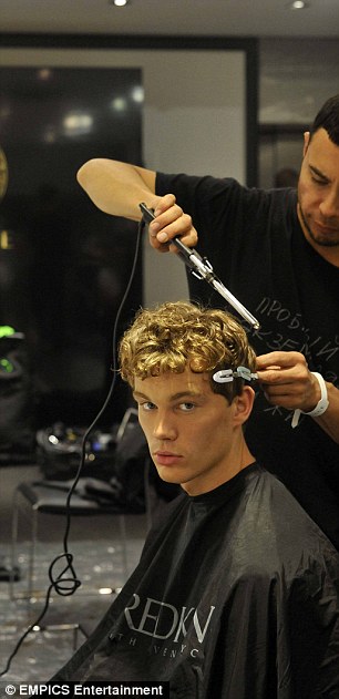 Így púderezik a férfimodellek fenekét a színfalak mögött