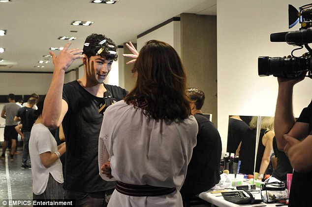 Így púderezik a férfimodellek fenekét a színfalak mögött