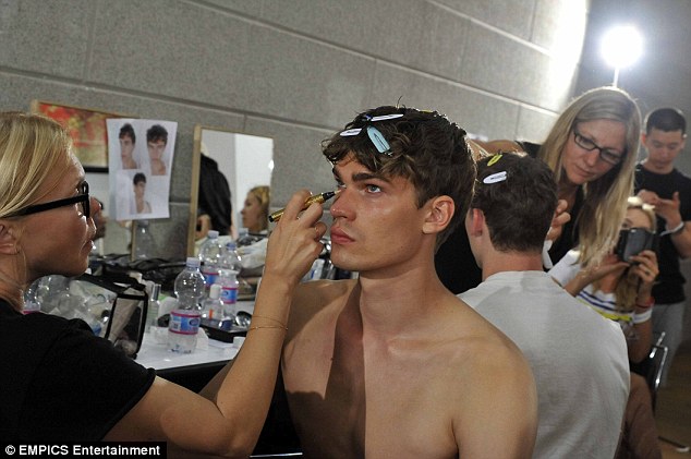 Így púderezik a férfimodellek fenekét a színfalak mögött