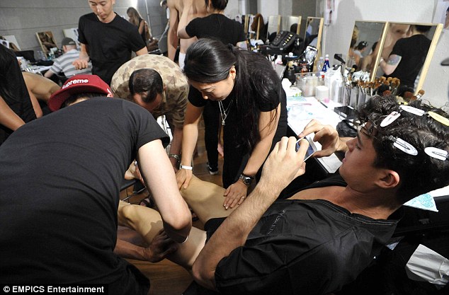 Így púderezik a férfimodellek fenekét a színfalak mögött