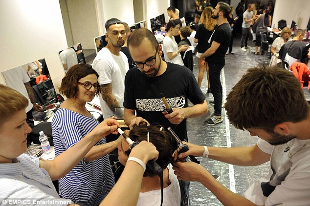 Így púderezik a férfimodellek fenekét a színfalak mögött