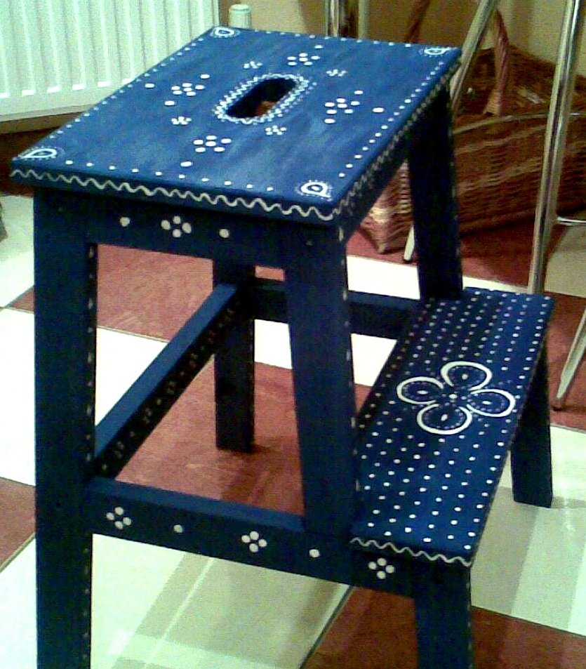 Csak egy sámlit festett, azóta mindenki ezt kéri tőle