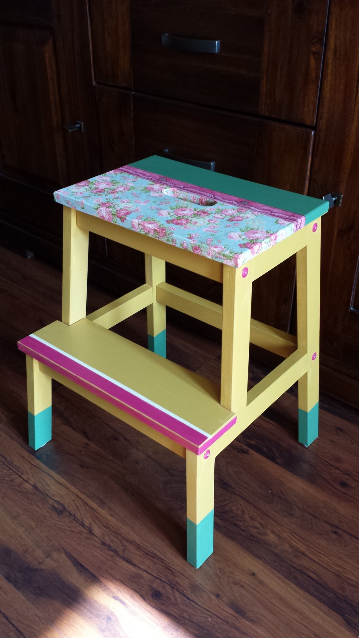 Csak egy sámlit festett, azóta mindenki ezt kéri tőle