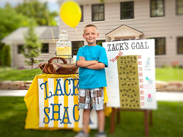 332 kerekesszéket vásárolt egy kisfiú