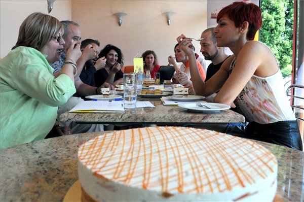 Értékel a zsűri: Pöhm Márta mestercukrász, Nagy Attila, a verseny szponzorának, a 77 Elektronika Kft.-nek a kereskedelmi igazgatója, Jókuti András, a Világevő gasztroblog szerzője, Mautner Zsófia, a z