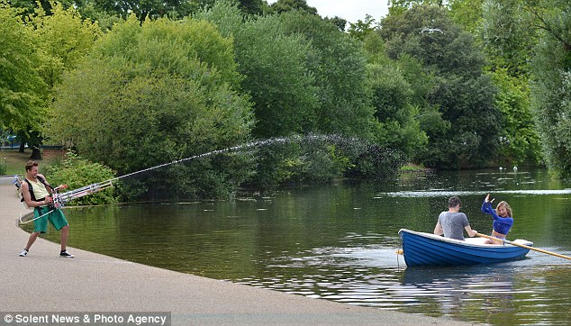 Vízipisztoly-megapisztoly: a mérnöki munka netovábbja 12 méteres hatósugárral Vízipisztoly-megapisztoly: a mérnöki munka netovábbja 12 méteres hatósugárral
