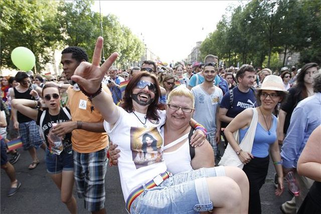 Budapest Pride: kordontörés és előállítások Budapest Pride: kordontörés és előállítások
