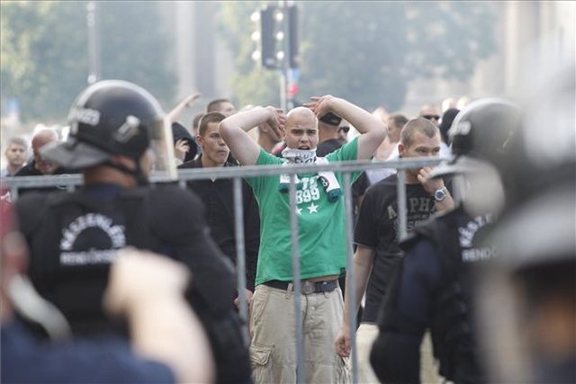 Budapest Pride: kordontörés és előállítások Budapest Pride: kordontörés és előállítások