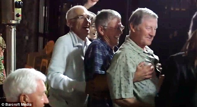 Kőkeményen buliznak a nyaraló nyugdíjasok 