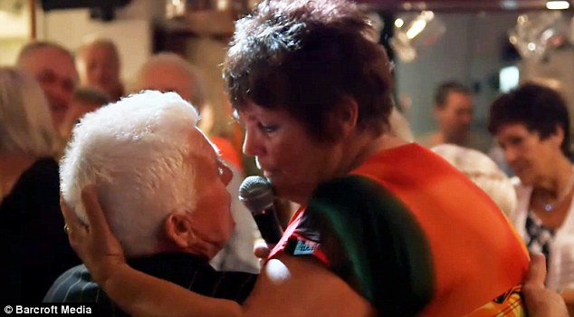 Kőkeményen buliznak a nyaraló nyugdíjasok 