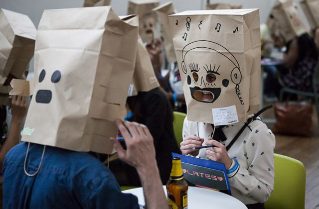 A papírzacskós randi az új társkeresési trend