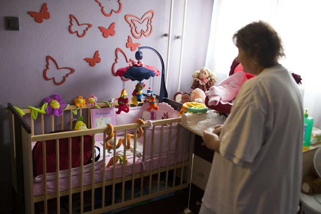 Markusovszky Kórház Szülészeti Osztályáról ellopott, előkerült újszülött csecsemő dédnagymamája áll a gyermek ágya előtt az otthonában (Fotó: MTI) Markusovszky Kórház Szülészeti Osztályáról ellopott, előkerült újszülött csecsemő dédnagymamája áll a gyermek ágya előtt az otthonában (Fotó: MTI)