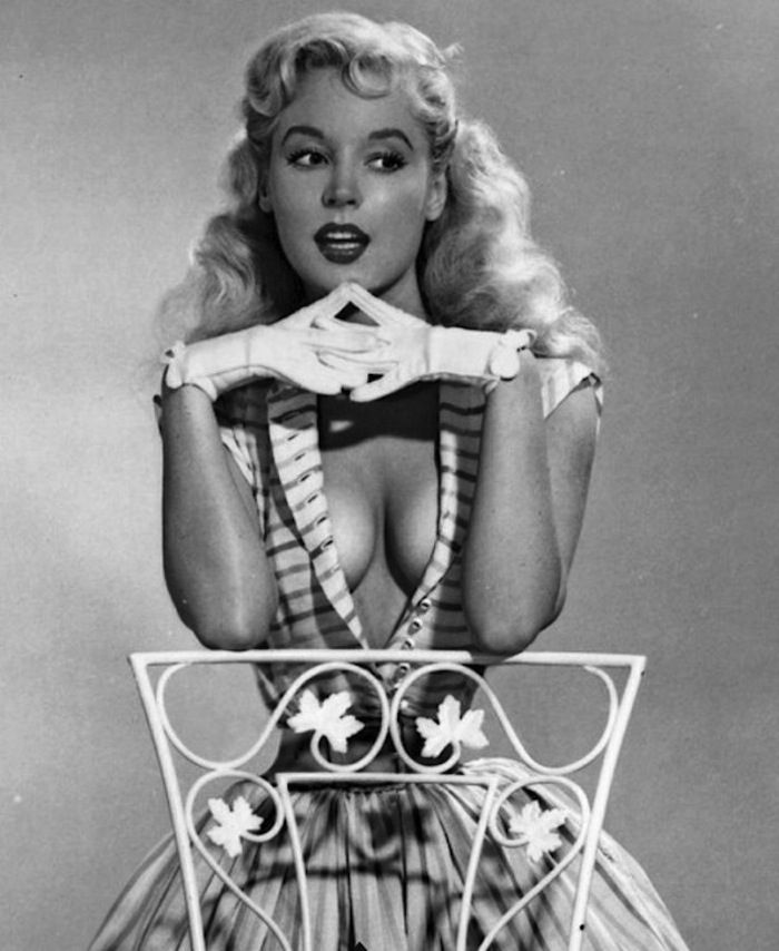 Hihetetlenül vékony dereka van ennek a nőnek