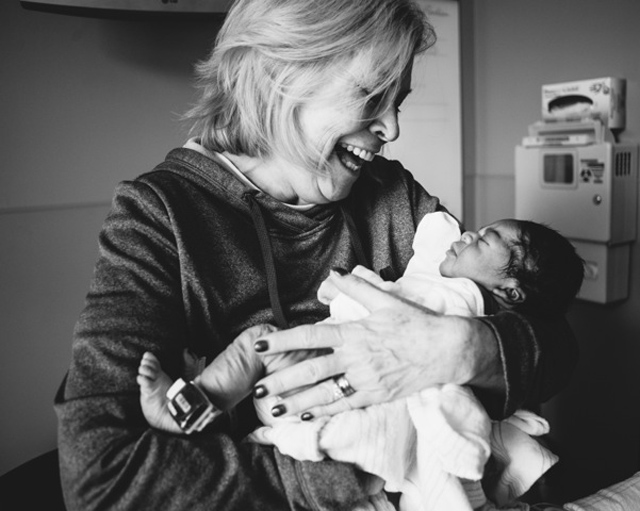 Tündéri fotók: így illeszkedett be a családjába az adoptált kisbaba Tündéri fotók: így illeszkedett be a családjába az adoptált kisbaba