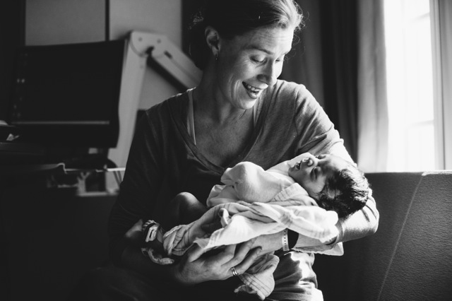 Tündéri fotók: így illeszkedett be a családjába az adoptált kisbaba Tündéri fotók: így illeszkedett be a családjába az adoptált kisbaba