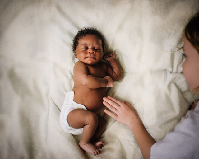 Tündéri fotók: így illeszkedett be a családjába az adoptált kisbaba Tündéri fotók: így illeszkedett be a családjába az adoptált kisbaba