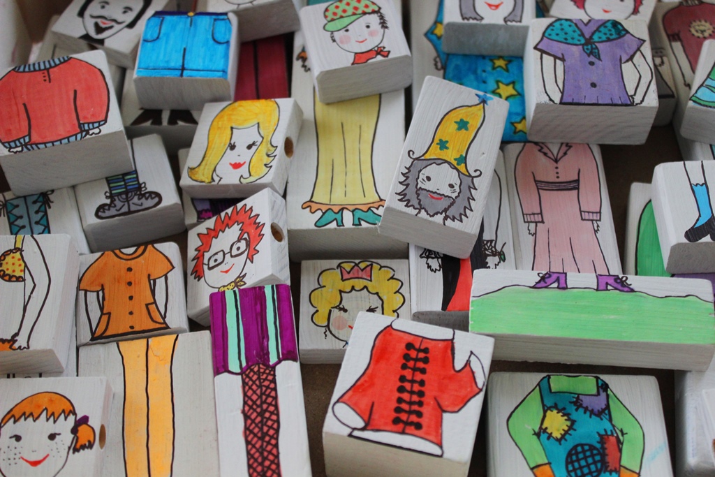 Készítsünk vicces figurákat régi építőkockákból!