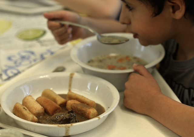 Szarvashúsból készült ételek egy iskolai menzán (Fotó: MTI)