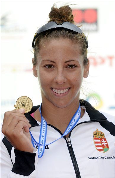 A győztes Csipes Tamara a női kajak egyesek 1000 méteres versenyének eredményhirdetésén, Fotó: Kovács Tamás/MTI