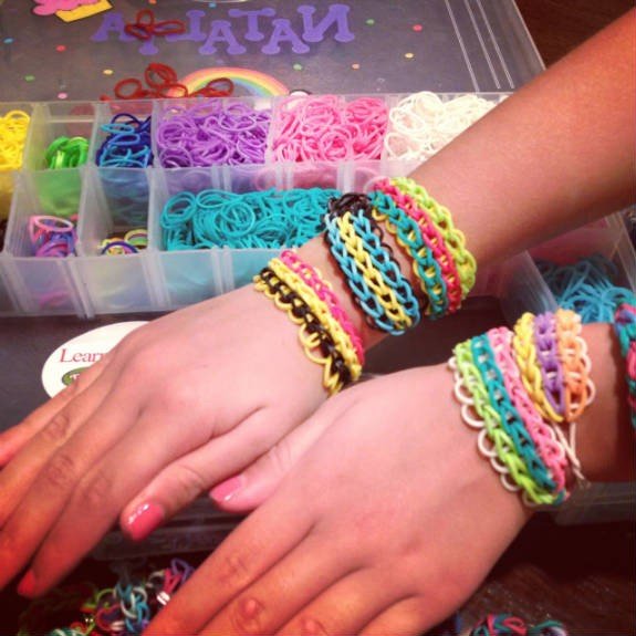 Ezért veszélyes a műanyag fonott karkötő