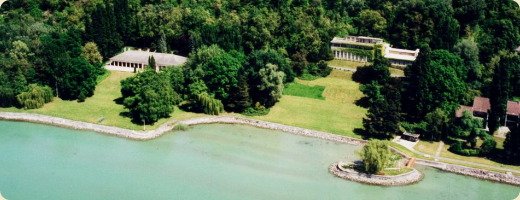 A kép bal oldalán az ún. Castro-villa, középen Aliga II. étterme, jobbra a Kádár-sziget és Kádár-villa látható