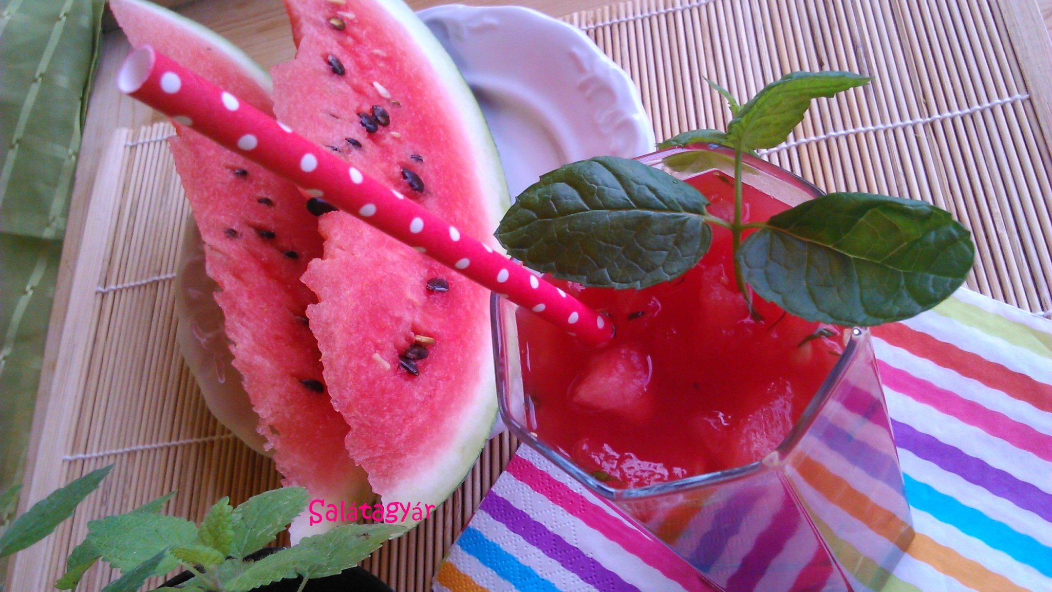 Nyári hűsítő: mentás-vaníliás dinnyekoktél