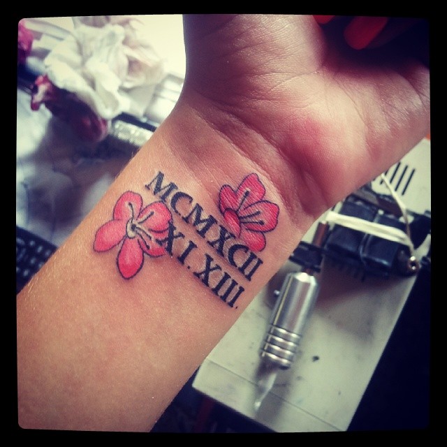 Számok és ízléses virágok díszítik a csuklóját