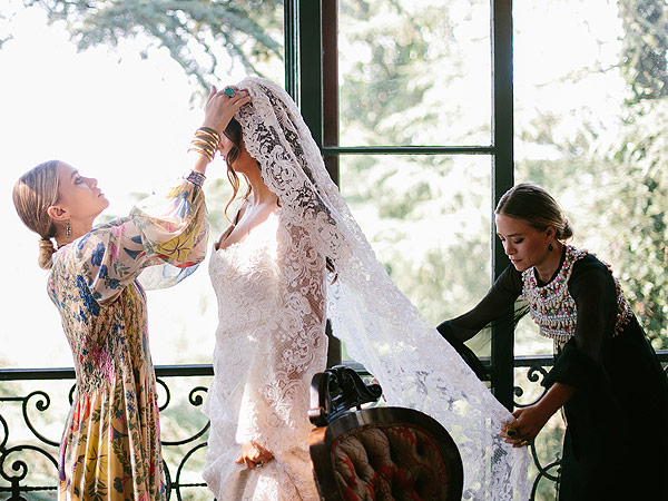 Az Olsen ikrek menyasszonyi ruhával debütáltak