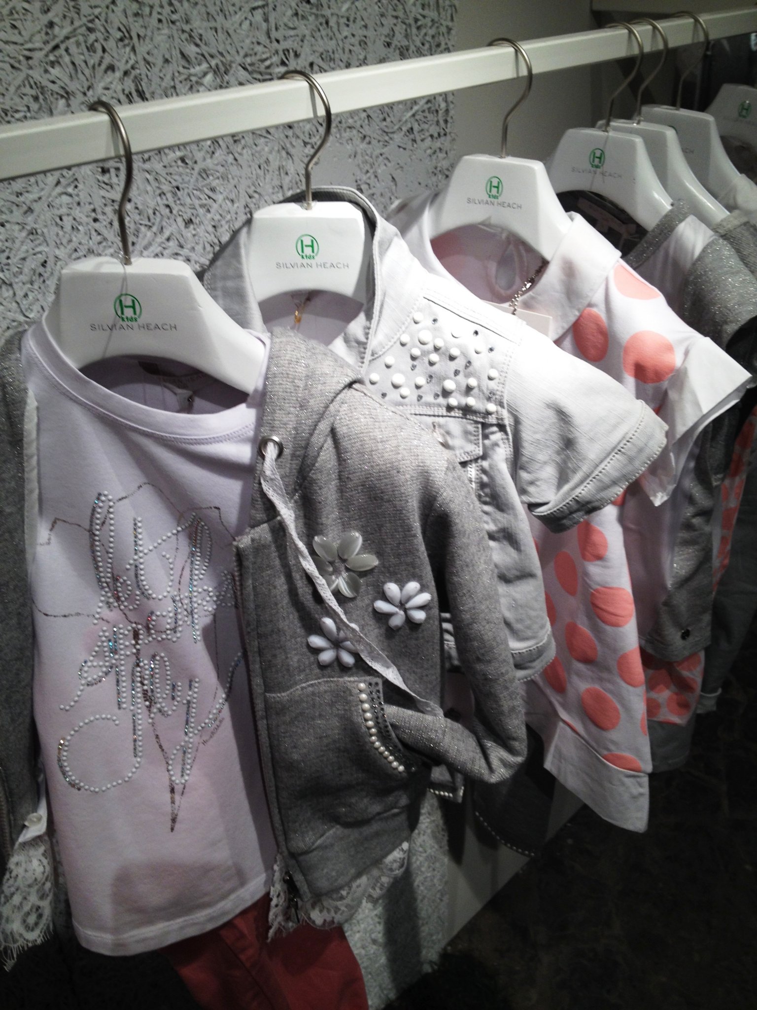 Baba- és gyerekruhák a nagyvilágból