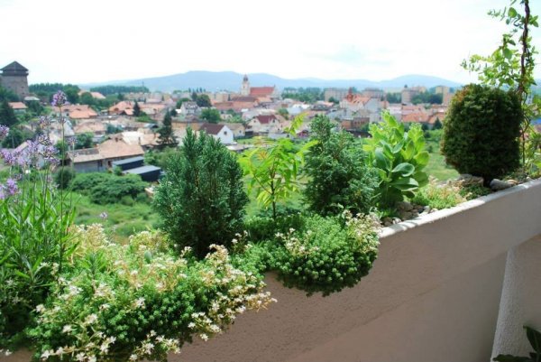 Fotók: a mediterrán balkon, ami a füleki várra néz